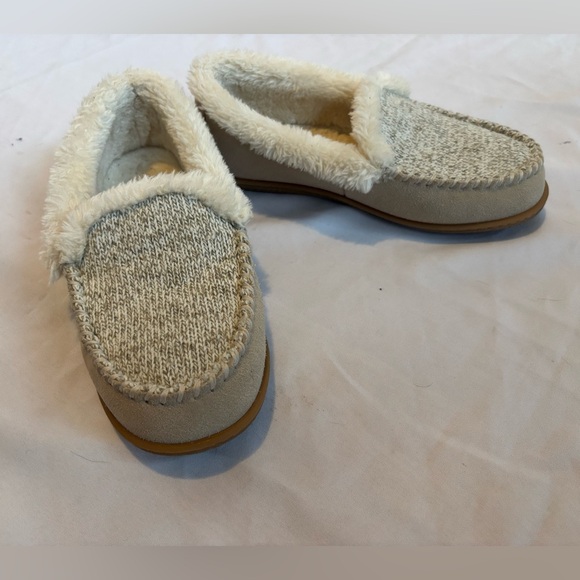 Minnetonka Shoes - Minnetonka Women’s Suede/ Fur Lined Moccasins in Cream/Beige Sz 10